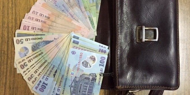 Mureș: Borsetă cu o sumă mare de bani furată dintr-o mașină
