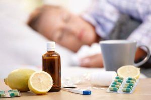 Cum diferențiem răceala de gripă și când se impune prezența la medic