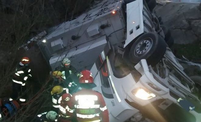 FOTO: Autocamion răsturnat lângă Sighișoara! Două victime, încarcerate!