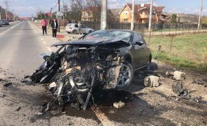 FOTO: Târgu-Mureș: mașină intrată într-un cap de pod!