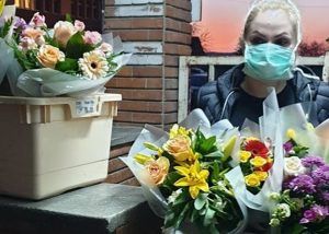 Târgu-Mureș: Flori pentru personalul medical care luptă cu coronavirusul!