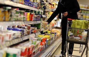 Un retailer important din România blochează prețurile la 500 de produse!