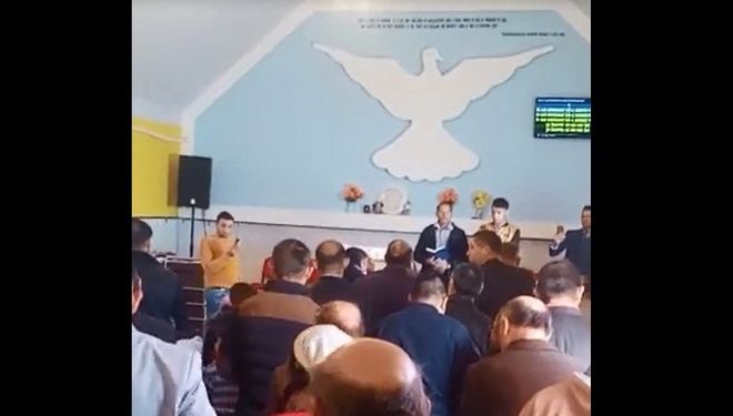 VIDEO: Sfidare și inconștiență: adunare religioasă cu zeci de participanți într-o localitate din România!