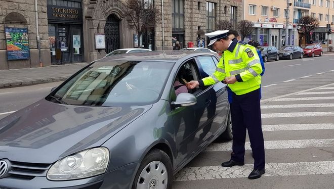 FOTO: Mărțișoare pentru șoferițe din partea polițiștilor mureșeni!