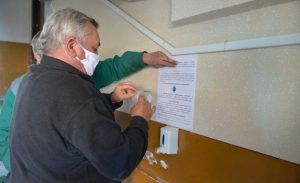 FOTO: Prima localitate din Mureș care are dispozitive de dezinfectare în blocuri!
