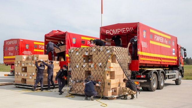 FOTO: 100.000 de combinezoane de protecție, aduse în România!