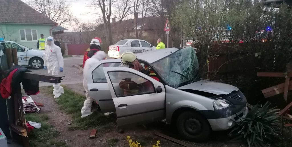 FOTO: Un șofer care a intrat cu mașina în stâlp la Periș, în stare foarte gravă