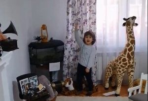 VIDEO: Mureșenii stau acasă: Ionel Ștefan, slalom printre mobilier și jucării
