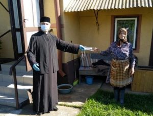 Măști oferite credincioșilor  din Aluniș și Vălenii de Mureș