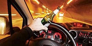 Tânăr de 21 de ani, băut și fără permis de conducere, surprins la volanul unei mașini cu număr fals de înmatriculare, în vreme ce ar fi trebuit să fie în izolare la domiciliu!