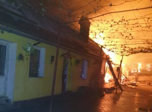 FOTO: 200 de mp din acoperișul unei case s-au făcut scrum