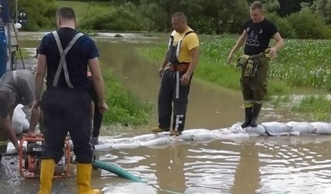 FOTO: Dig împotriva inundațiilor într-un oraș mureșean!