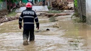 Mureș: Adolescent salvat de pompieri din calea unei viituri