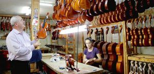 Reprezentanții fabricilor de viori din Reghin salută decizia înființării claselor de lutieri