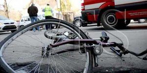Biciclist lovit de o mașină de poliție în Târgu Mureș. Acesta a postat o fotografie cu piciorul în gips (UPDATE)