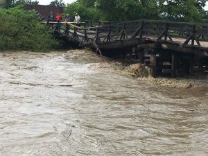 Podul de lemn din comuna Solovăstru, rupt de furia apelor