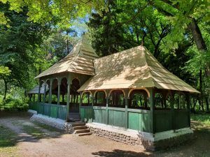 FOTO: Acoperiș nou pentru foișorul din Parcul Dendrologic Gurghiu