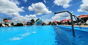 Ștrand cu piscine și locuri de joacă, foarte aproape de Târgu Mureș. GALERIE FOTO