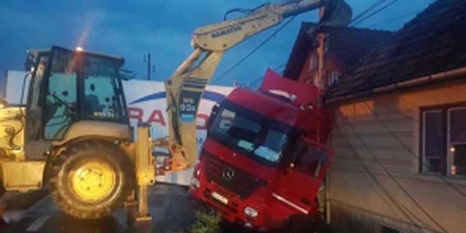 ACCIDENT! Un TIR a avariat două case în Comuna Albești, Mureș