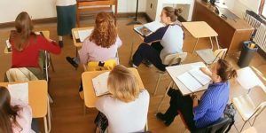 Peste 1.000 de profesori dau examenul de titularizare