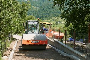 Pregătiri pentru asfaltare la Dulcea