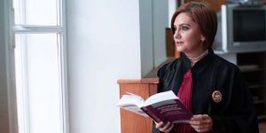 Judecător Adriana Stoicescu: „Desculță și flămândă, omenirea aleargă ca năuca spre un viitor doar de ea imaginat”