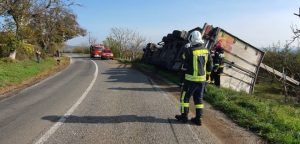 FOTO: Accident cu un autocamion răsturnat în Mureș!