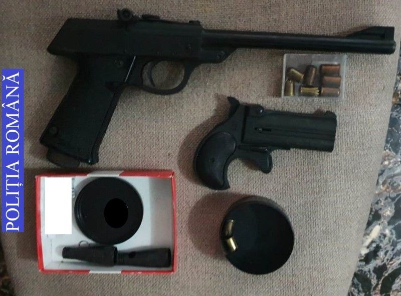 Mureș: Arme deținute ilegal descoperite la o percheziție!