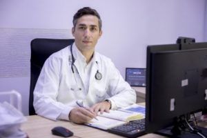 Un absolvent al UMF Târgu Mureș, coordonatorul campaniei de vaccinare anti COVID!