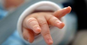 TRAGEDIE. Bebeluș din Mureș cu ”multiple comorbidități” răpus de COVID-19