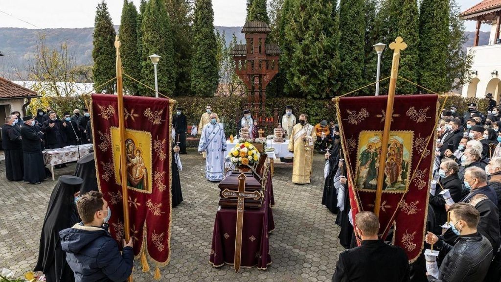 ÎPS Irineu și ÎPS Andrei, la înmormântarea Părintelui Arhimandrit Ghelasie