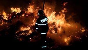 FOTO: Incendiu de proporții stins de pompierii mureșeni!