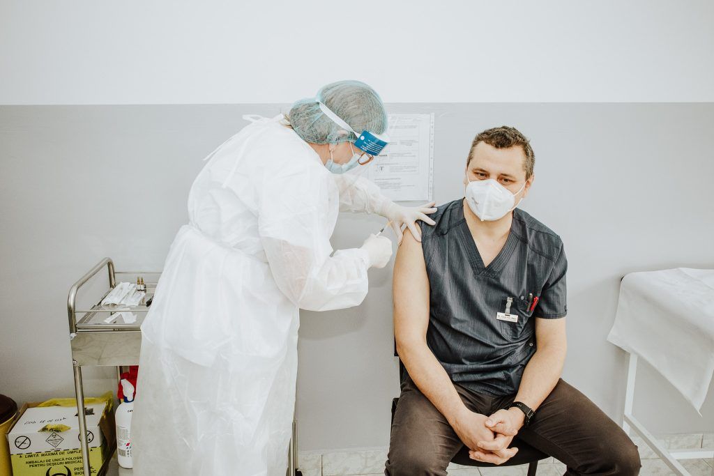FOTO-VIDEO: A început vaccinarea anti-Covid-19 în Mureș, în trei centre din 7