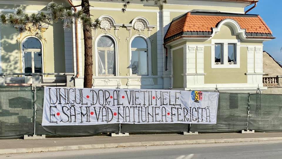 Inscripție-surpriză pe gardul de la ”Cocoșul de Aur”