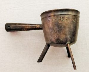 Recipient metalic pentru obținerea cleiului folosit de meșterii tâmplari din Sighișoara
