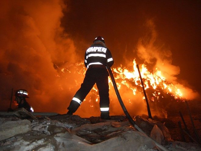 Două incendii gestionate de ISU Mureș într-o singură noapte!