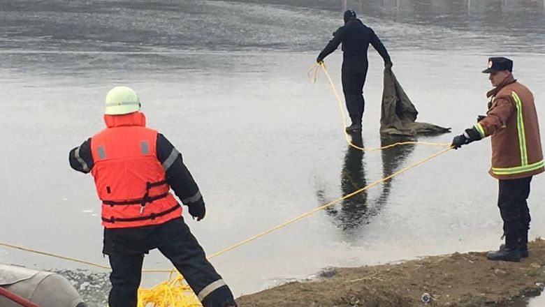 Mureș: Copil de 14 ani căzut într-un lac, sub gheață