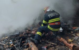 FOTO: Acoperiș în flăcări la Albești