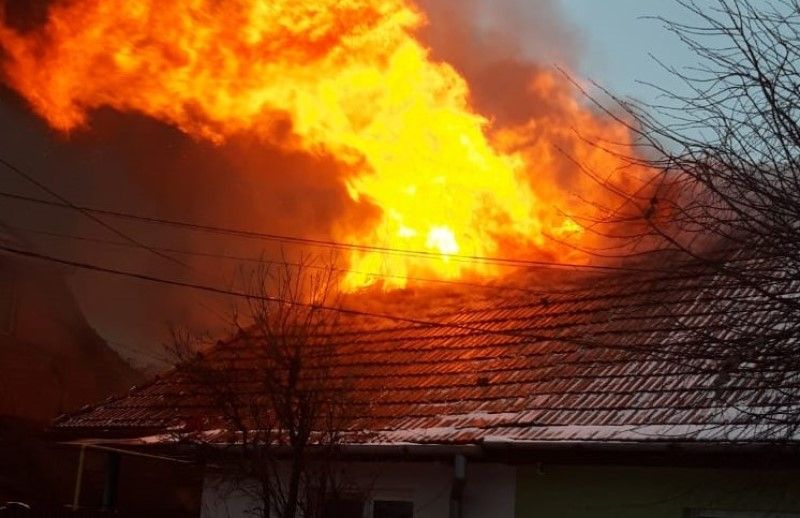 FOTO: Incendiu la două case din Târgu Mureș!