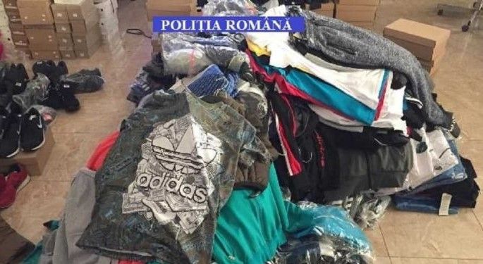 Mureș: Sute de haine contrafăcute confiscate de Poliție!