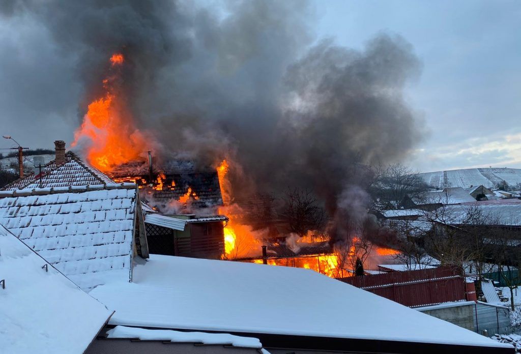 VIDEO EXCLUSIV cu incendiul de pe strada Sapei. Intervenție promptă a pompierilor!