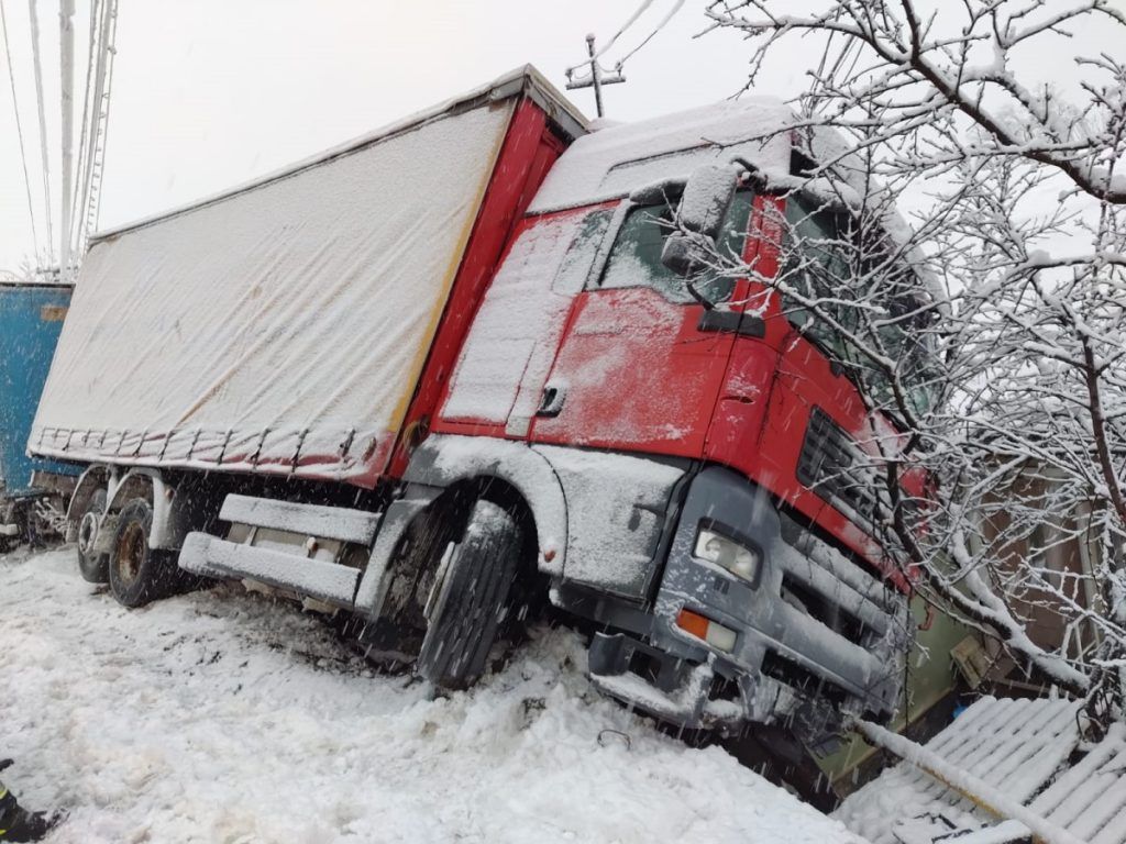 Autocamion ”parcat” într-o casă