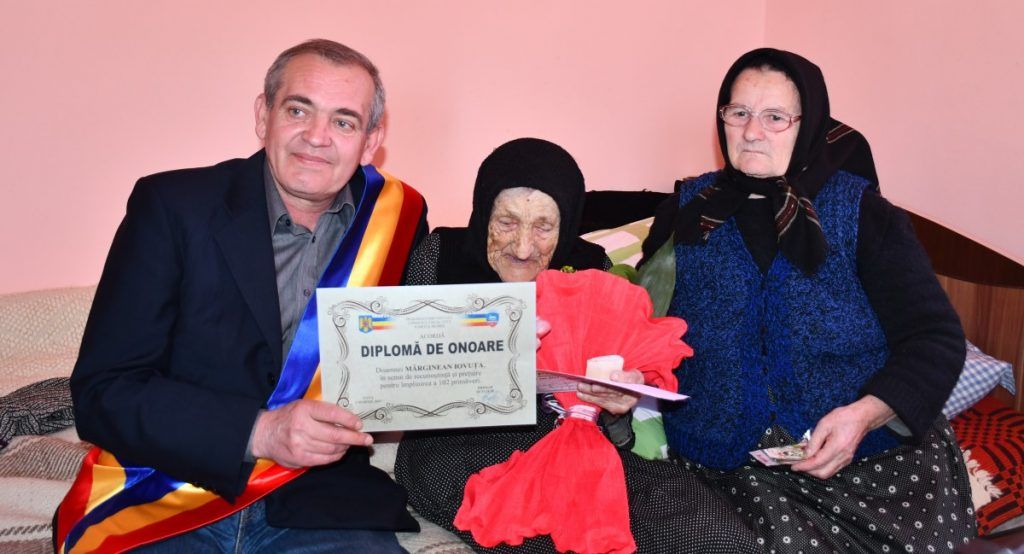 VIDEO: Cea mai longevivă femeie din Mureș, sărbătorită la început de primăvară