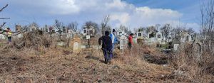 Cimitirul din Goreni, curățat de voluntarii creștini