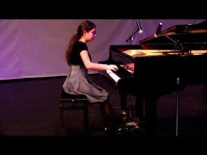 Votați pentru Ema, tânăra și talentata pianistă din Reghin