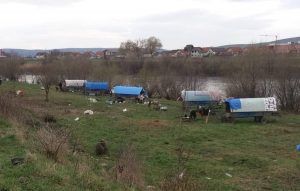 Târgu Mureș: Șatră de 8 căruțe evacuată de pe malul Mureșului