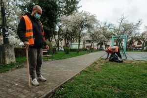 Târgu Mureș: A început curățarea spațiilor verzi!