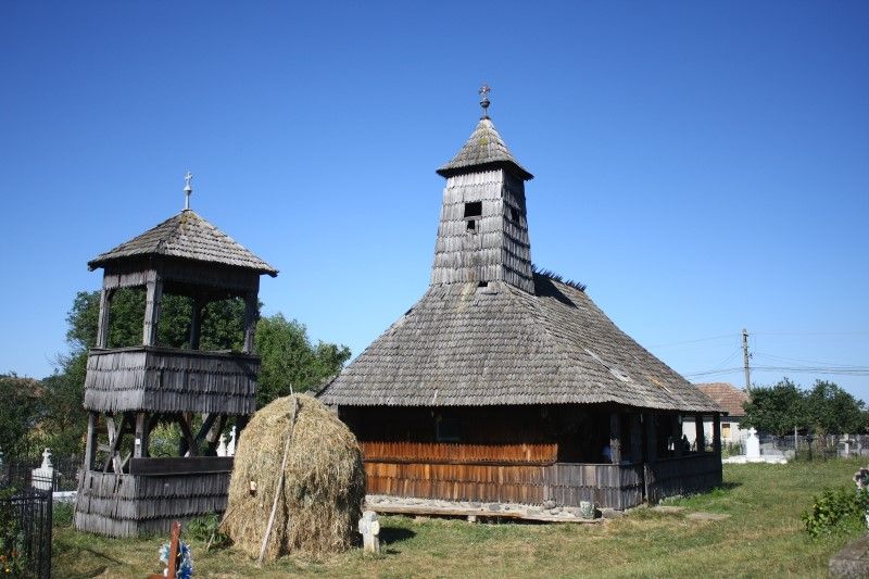 Biserica de lemn de la Cuci, ridicată pe un colţ de rai