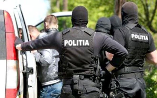Hoți de plasă de gard și de stâlpi metalici prinși de Poliția Mureș