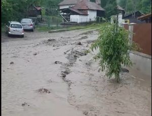 VIDEO: Inundații în comuna Ațintiș! Pagube pe drumurile publice și în gospodării!